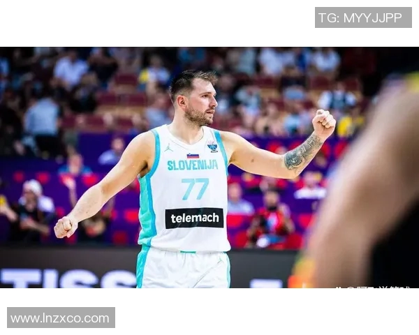 东契奇上篮遭霍勒迪精准断球反击轻松扣篮展现强大实力