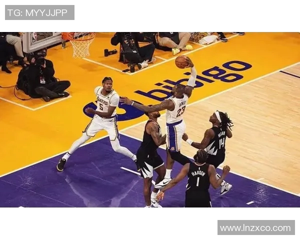 湖人队反击 詹姆斯快攻上篮命中