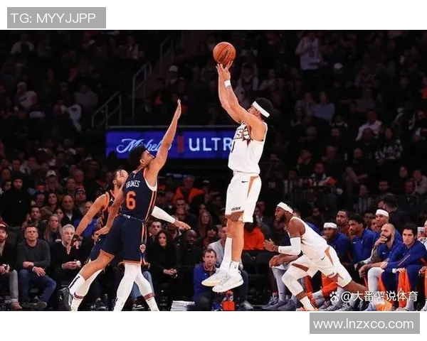 可惜了!布克最后时刻直接到前场扔绝杀三分可惜不中 可惜了!布克最后时刻直接到前场扔绝杀三分可惜不中