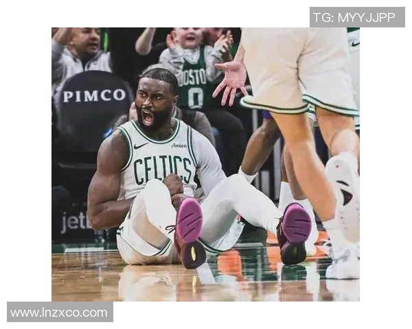 爵士凯尔特人裁判报告：漏吹杰伦-布朗被“滑铲” 错判科塔犯规