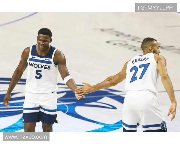 爱德华兹：我们的防守关键在我 只要我打出高水平防守 全队都能好